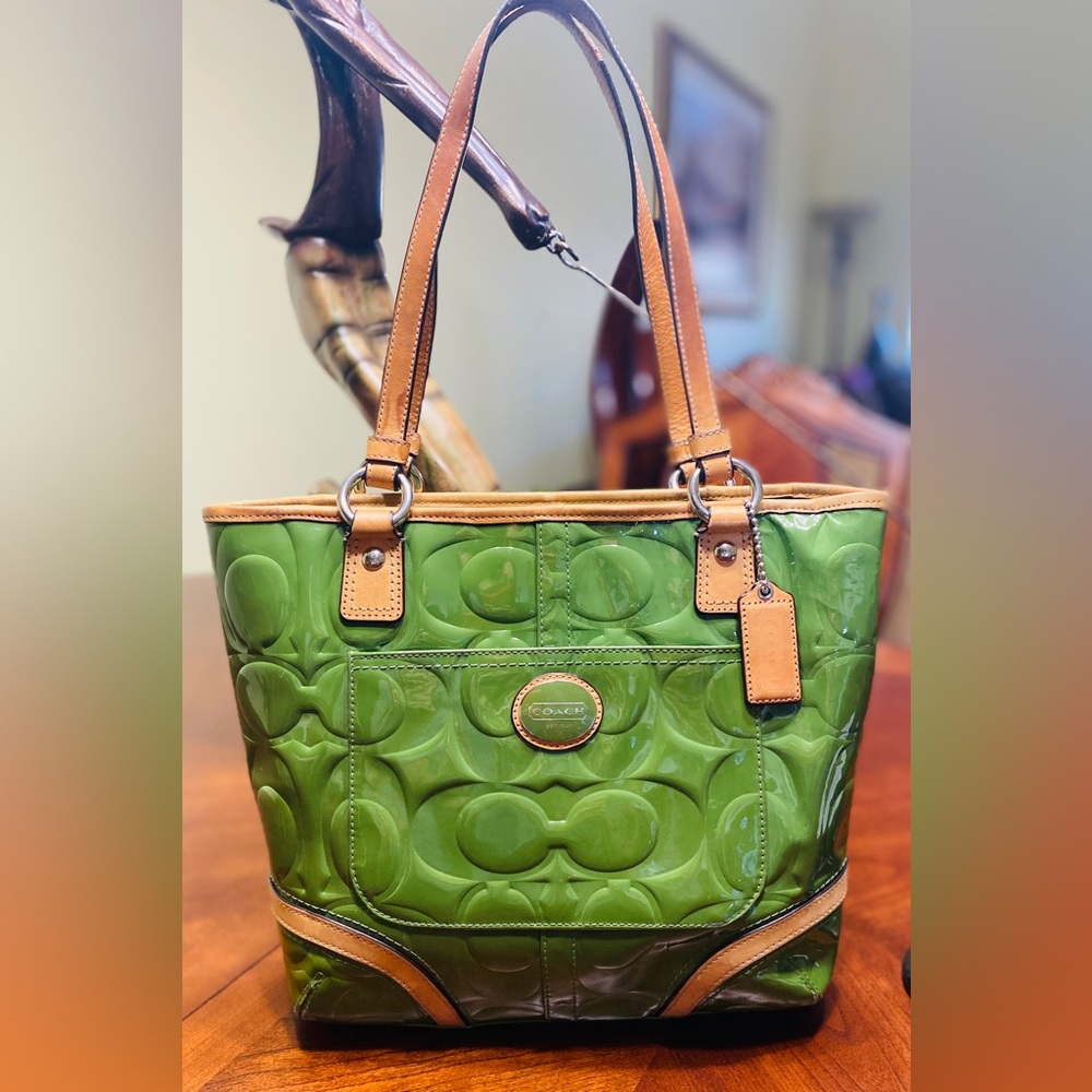 COACH PEYTON Embossed Green Medium Purse / Hand Bag